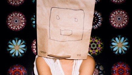 After becoming the kind of star she never wanted to be, Australian pop singer Sia is refusing to show her face.